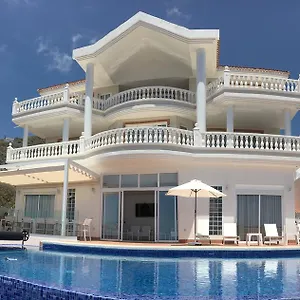 https://villa-sunset-view-tenerife.adeje-hotels.com